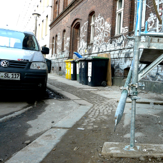 Diagonalrohr an einer Baustellenrüstung ragt in den Gehweg hinein. (Foto: Elisabeth Güth, FUSS e.V.)