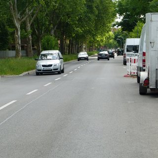 Überbreite Fahrspuren neben einer Baustelle.