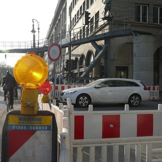 Umleitung für Fußgänger für ein einzelnes Fahrzeug.