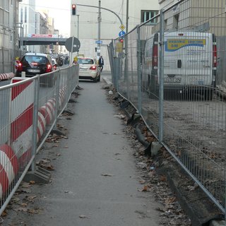 Ausgang einer Baustellen-Umgehung endet im Abbiegefahrstreifen.